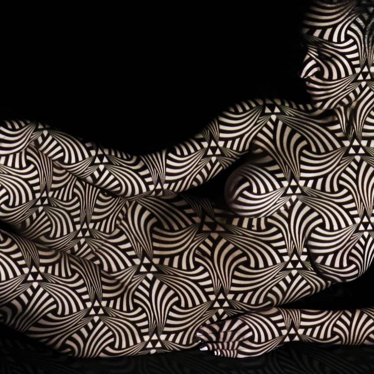 Un photographe habille des femmes dévêtues d’ombres et lumière colorée