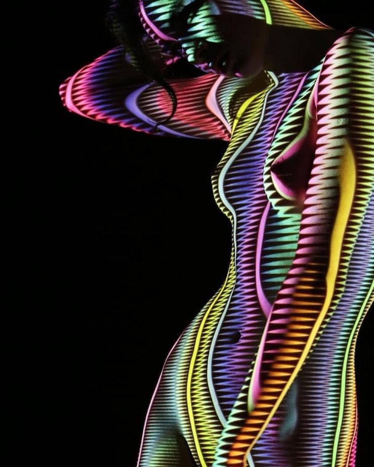 Un photographe habille des femmes dévêtues d’ombres et lumière colorée