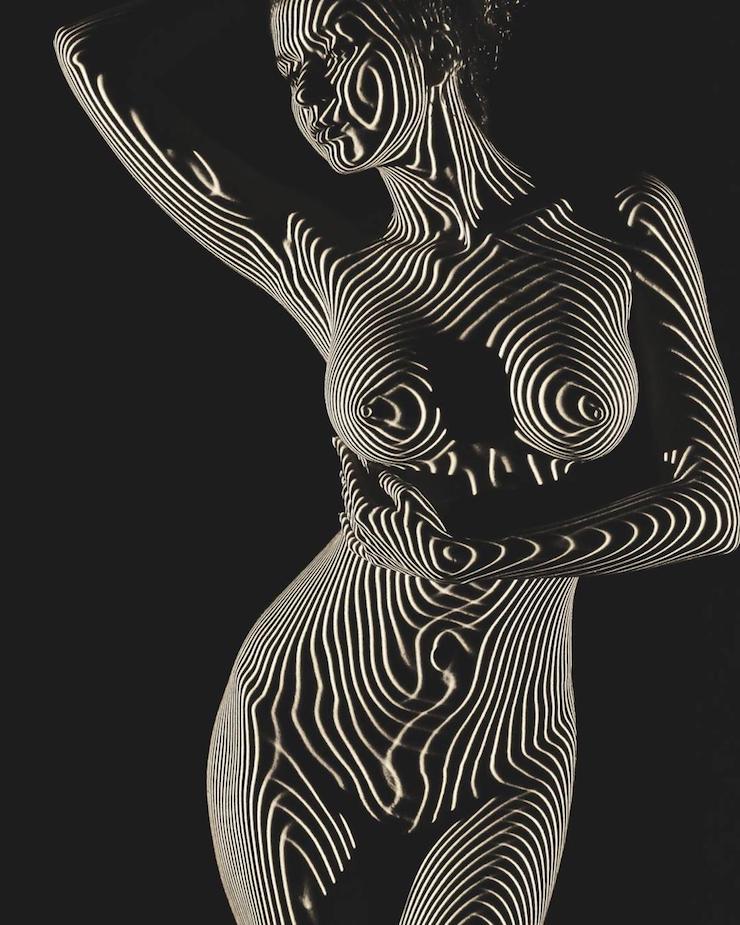 Un photographe habille des femmes dévêtues d’ombres et lumière colorée