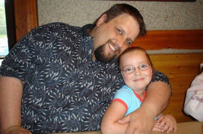 Un papa obèse découvre qu’il a besoin de 2 sièges pour être évacué en avion, alors il transforme son corps et devient méconnaissable en 2 ans