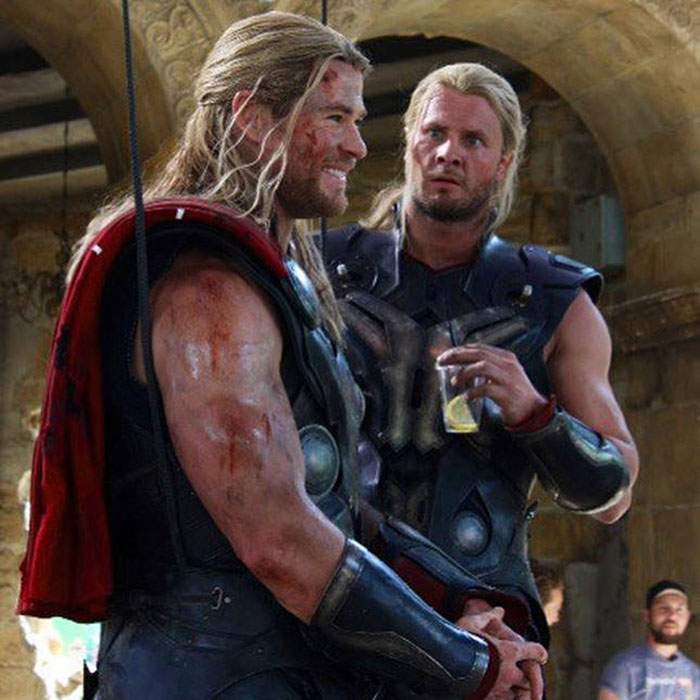 21 photos des Avengers avec leurs doublures