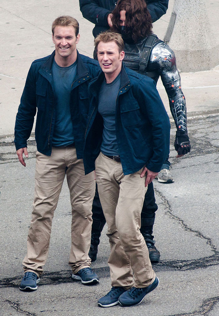 21 photos des Avengers avec leurs doublures