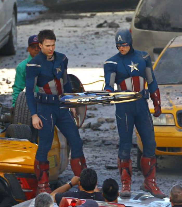 21 photos des Avengers avec leurs doublures