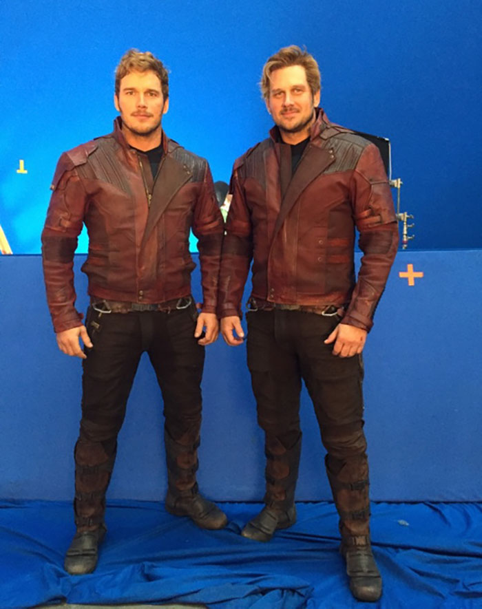21 photos des Avengers avec leurs doublures