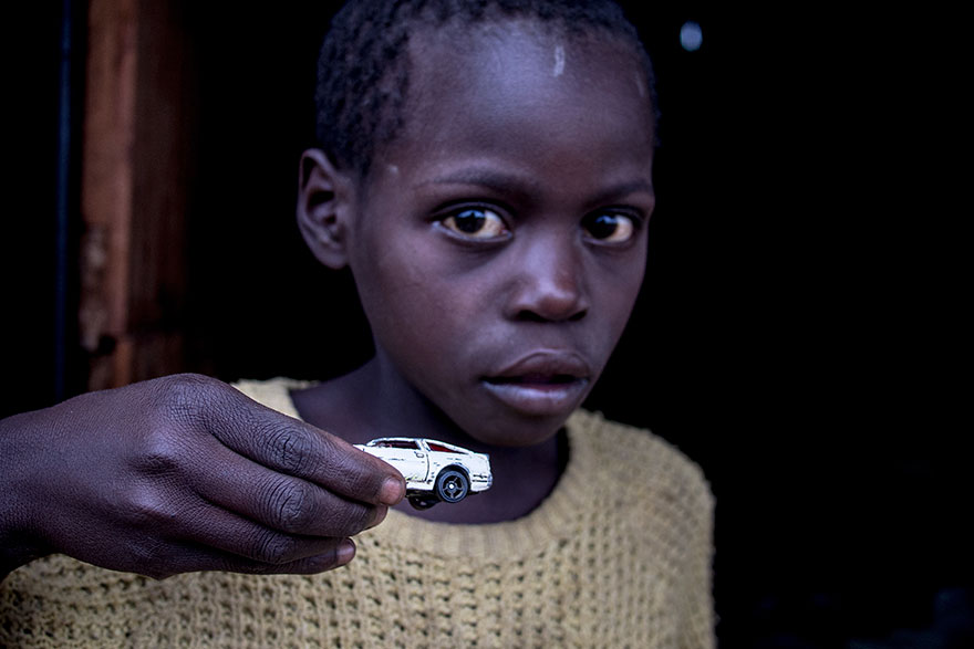 Des enfants de tous revenus révèlent leurs jouets préférés, et ces images vont vous faire réfléchir