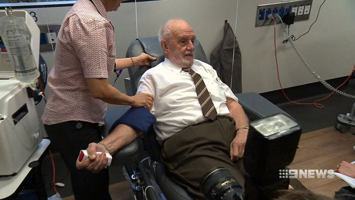 « L’homme au bras d’or », dont le sang a sauvé la vie de 2,4 millions de bébés, a fait son dernier don