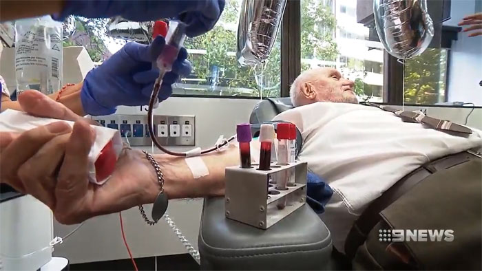 « L’homme au bras d’or », dont le sang a sauvé la vie de 2,4 millions de bébés, a fait son dernier don