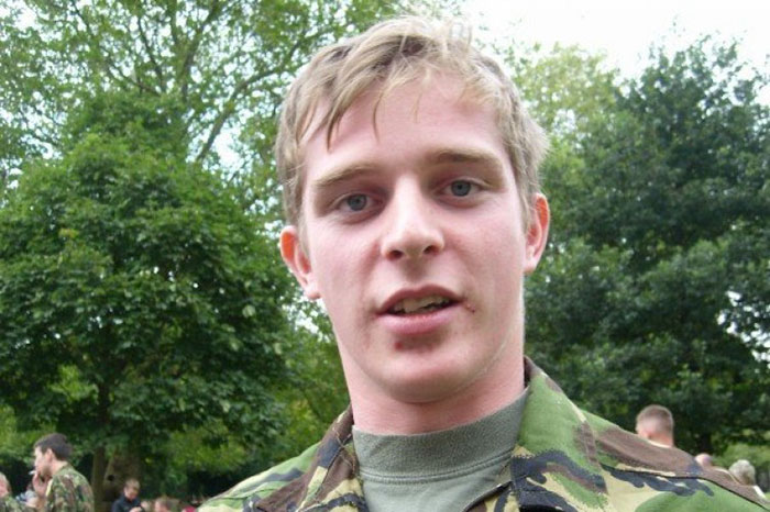 Les internautes ne peuvent pas croire que ce soldat amputé a répondu comme ça à l’homme musulman qui l’a fait exploser
