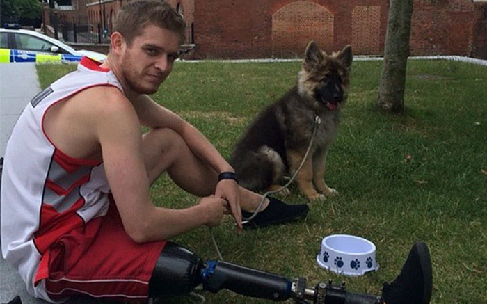 Les internautes ne peuvent pas croire que ce soldat amputé a répondu comme ça à l’homme musulman qui l’a fait exploser