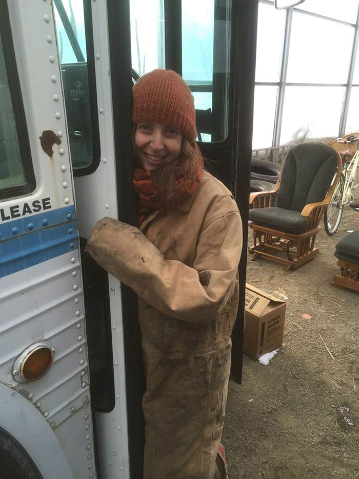 Cette femme a passé 3 ans à convertir un vieil autobus en maison mobile et elle est plus belle que la majorité des appartements