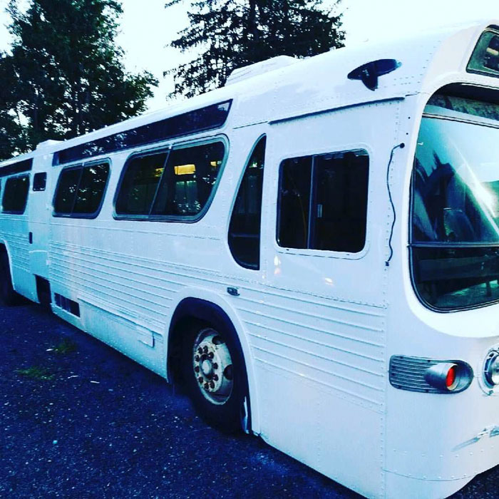 Cette femme a passé 3 ans à convertir un vieil autobus en maison mobile et elle est plus belle que la majorité des appartements