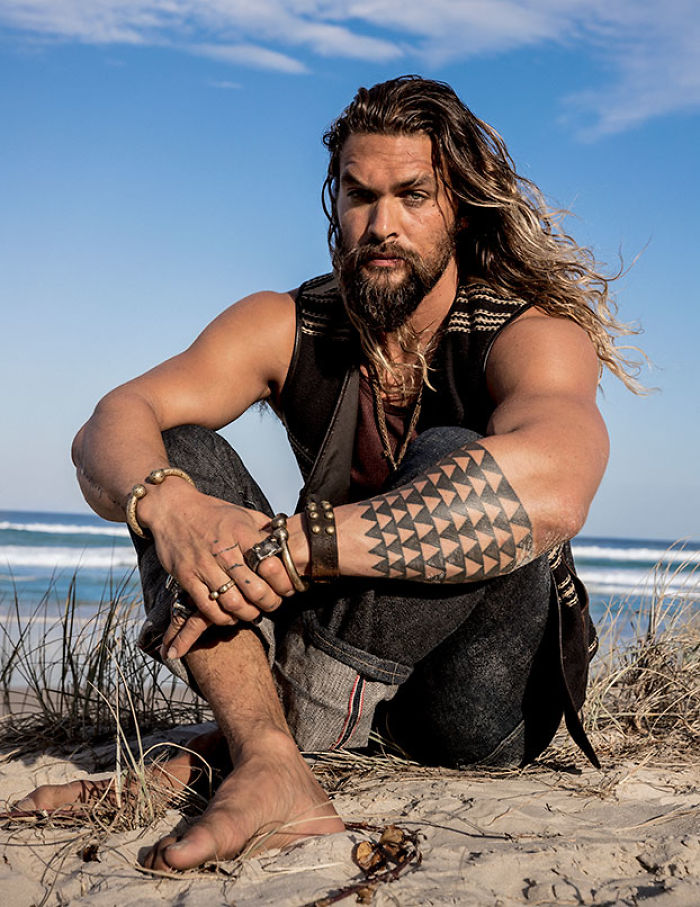 Un mari refuse d’être exclu de la photo de sa femme avec Jason Momoa et le dernier cliché va vous faire rire