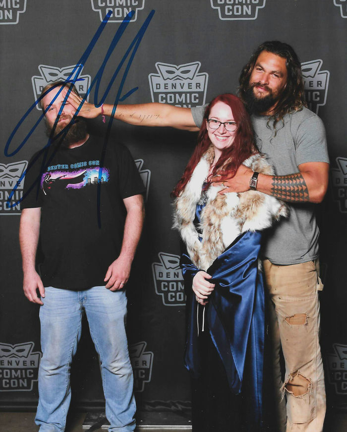 Un mari refuse d’être exclu de la photo de sa femme avec Jason Momoa et le dernier cliché va vous faire rire