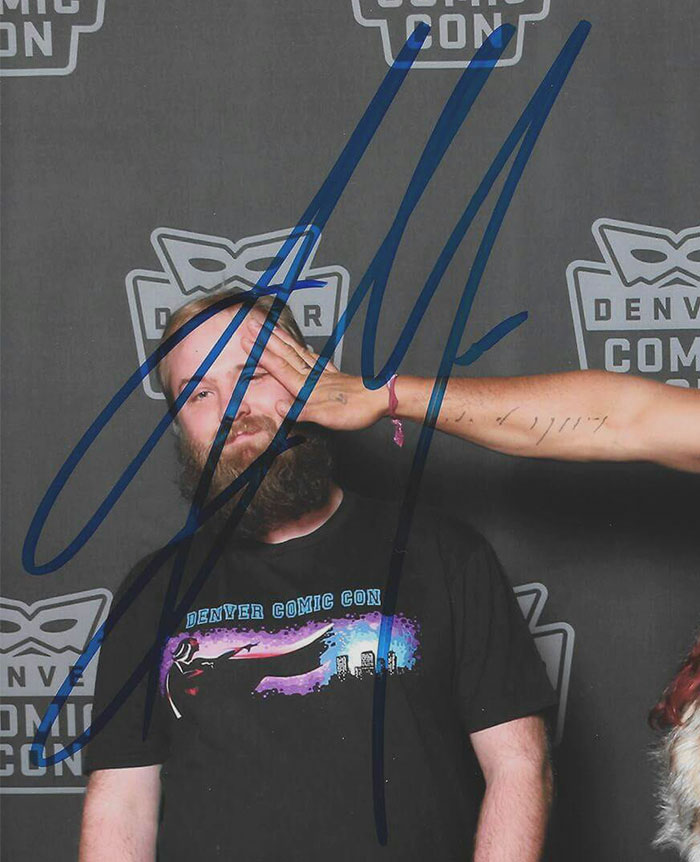 Un mari refuse d’être exclu de la photo de sa femme avec Jason Momoa et le dernier cliché va vous faire rire