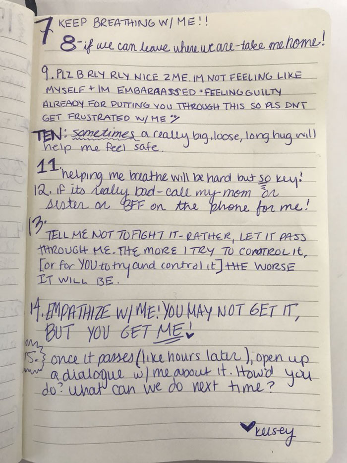 Une femme souffrant d’anxiété dresse une liste pour son petit ami sur la façon de la traiter