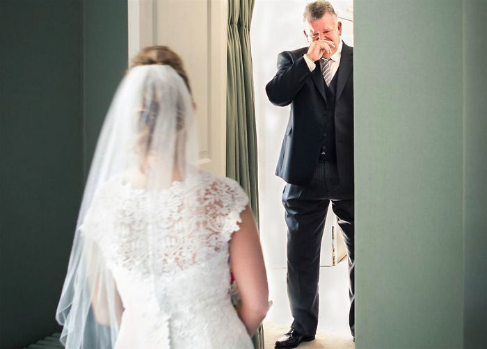 30 fois où des pères n’ont pu retenir leurs émotions après avoir vu leurs filles dans des robes de mariée pour la première fois