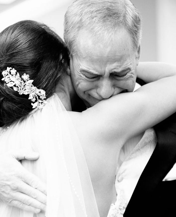 30 fois où des pères n’ont pu retenir leurs émotions après avoir vu leurs filles dans des robes de mariée pour la première fois