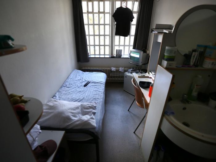 Voici à quoi ressemblent 37 cellules de prison du monde entier