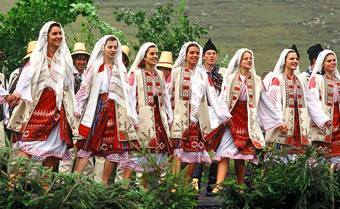 Des Roumains ont remarqué que Dior a copié leurs tenues traditionnelles et ont décidé de riposter d’une façon géniale