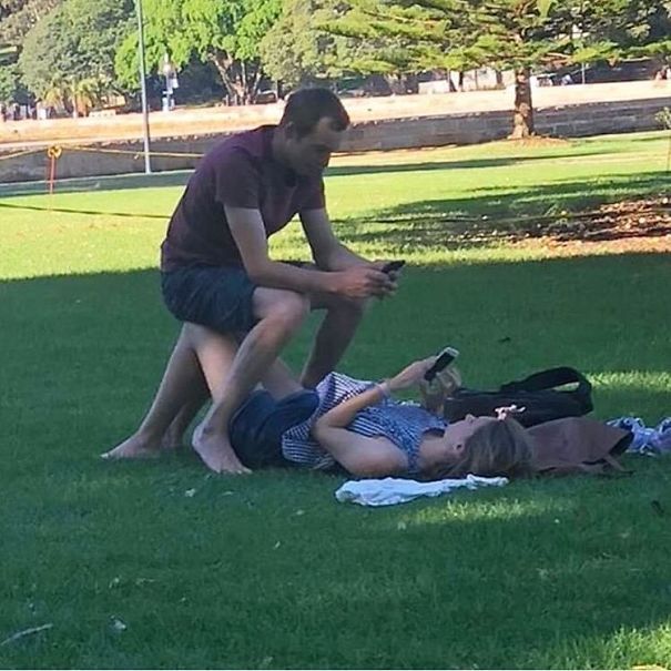 Des gens partagent des photos de gars « forcés » de prendre des photos parfaites de leurs petites amies (27 nouvelles images)