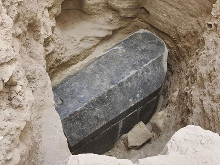 Des archéologues ont découvert un sarcophage noir massif en Égypte, et les internautes n’en croient pas leurs yeux