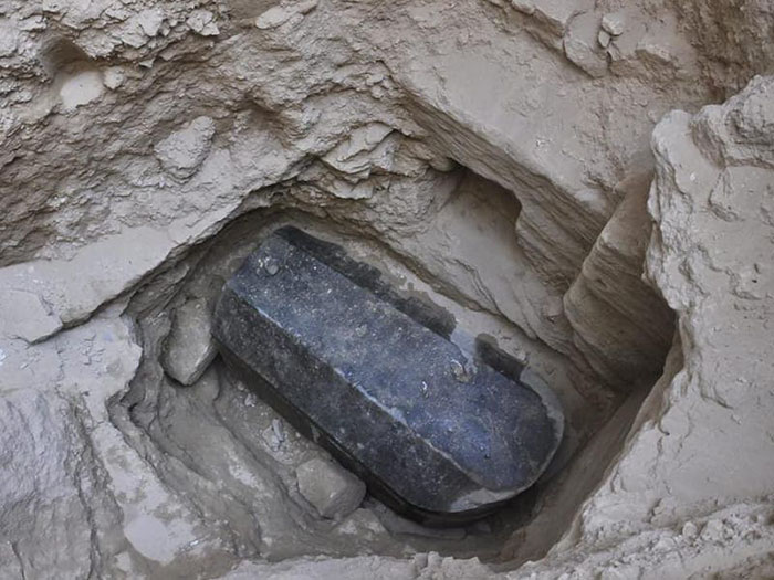 Des archéologues ont découvert un sarcophage noir massif en Égypte, et les internautes n’en croient pas leurs yeux