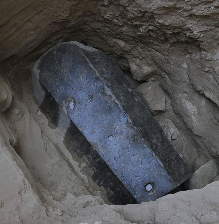 Des archéologues ont découvert un sarcophage noir massif en Égypte, et les internautes n’en croient pas leurs yeux