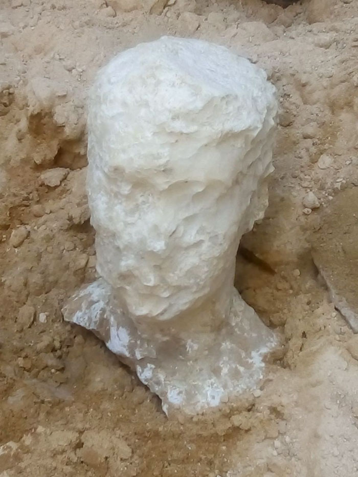 Des archéologues ont découvert un sarcophage noir massif en Égypte, et les internautes n’en croient pas leurs yeux