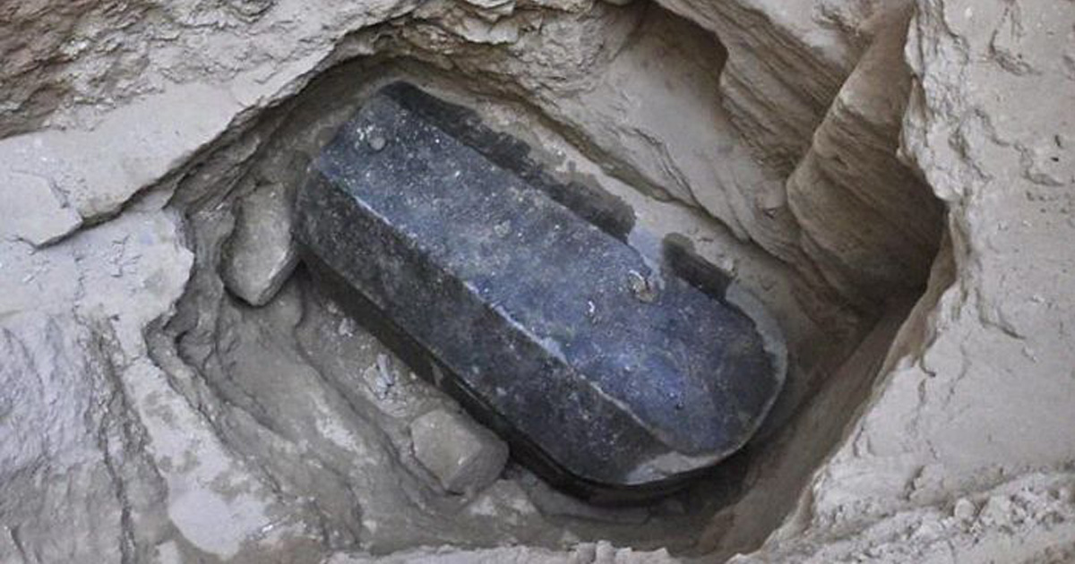 Des archéologues ont découvert un sarcophage noir massif en Égypte, et les internautes n’en croient pas leurs yeux