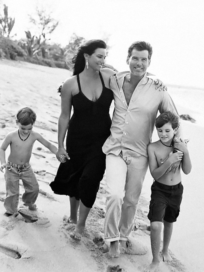 Pierce Brosnan et sa femme célèbrent 25 ans d’amour, et leurs photos au fil des ans sont des objectifs de couple