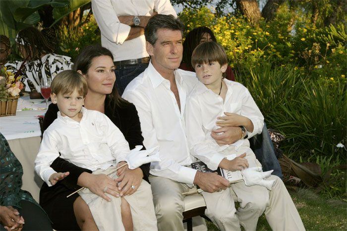 Pierce Brosnan et sa femme célèbrent 25 ans d’amour, et leurs photos au fil des ans sont des objectifs de couple