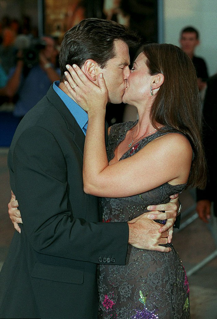 Pierce Brosnan et sa femme célèbrent 25 ans d’amour, et leurs photos au fil des ans sont des objectifs de couple