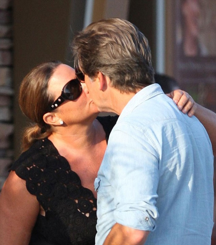 Pierce Brosnan et sa femme célèbrent 25 ans d’amour, et leurs photos au fil des ans sont des objectifs de couple