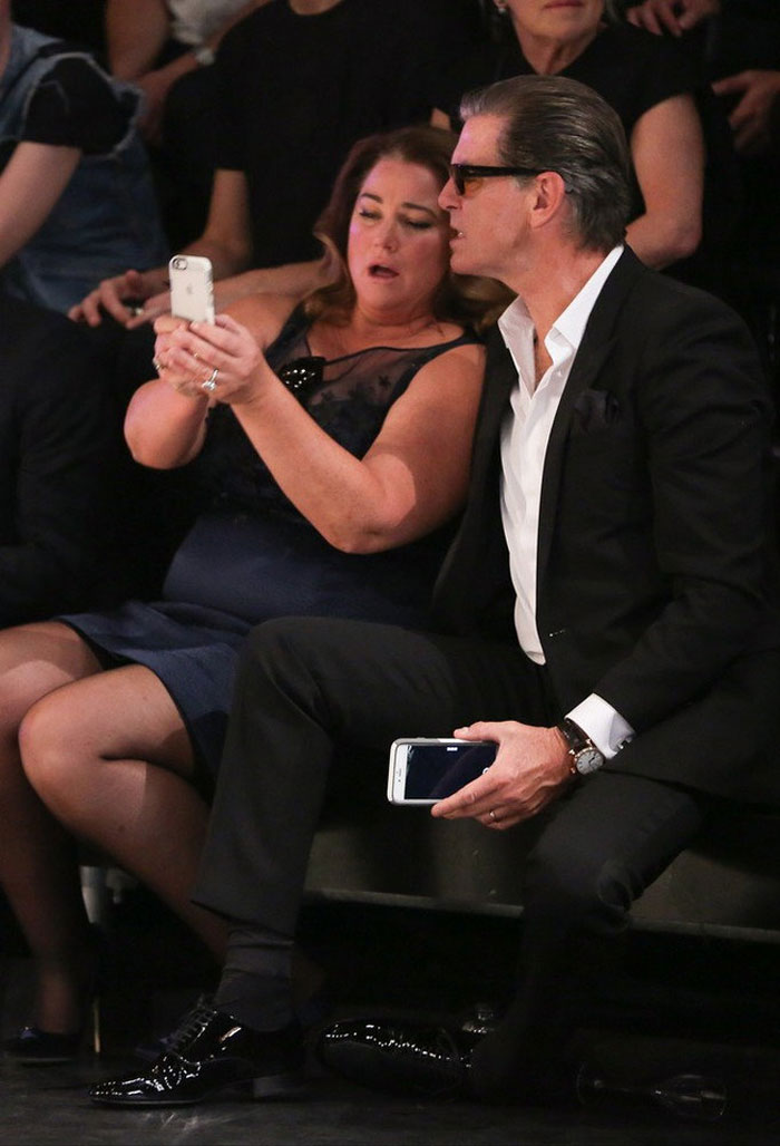 Pierce Brosnan et sa femme célèbrent 25 ans d’amour, et leurs photos au fil des ans sont des objectifs de couple