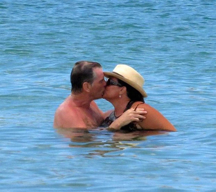 Pierce Brosnan et sa femme célèbrent 25 ans d’amour, et leurs photos au fil des ans sont des objectifs de couple