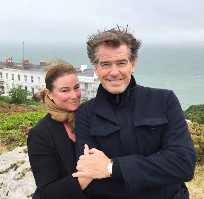Pierce Brosnan et sa femme célèbrent 25 ans d’amour, et leurs photos au fil des ans sont des objectifs de couple