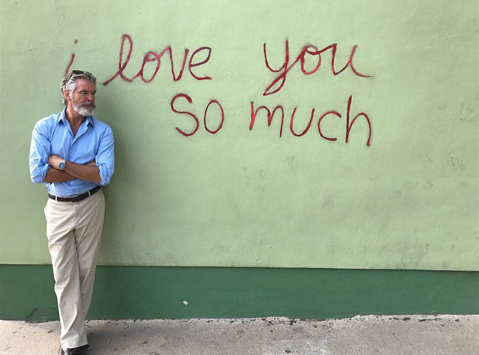 Pierce Brosnan et sa femme célèbrent 25 ans d’amour, et leurs photos au fil des ans sont des objectifs de couple