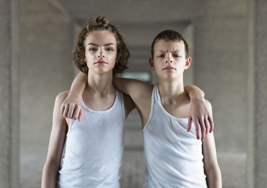 Ces portraits de jumeaux identiques montrent à quel point ils sont différents