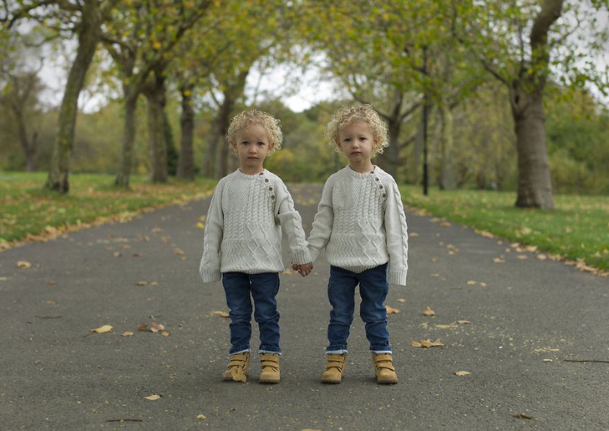 Ces portraits de jumeaux identiques montrent à quel point ils sont différents
