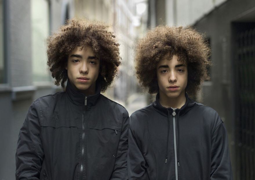Ces portraits de jumeaux identiques montrent à quel point ils sont différents