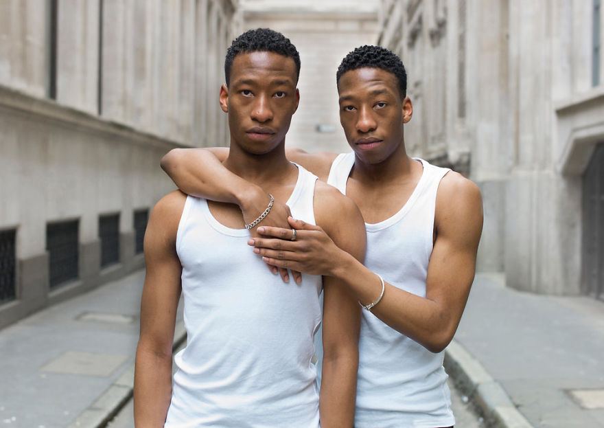 Ces portraits de jumeaux identiques montrent à quel point ils sont différents