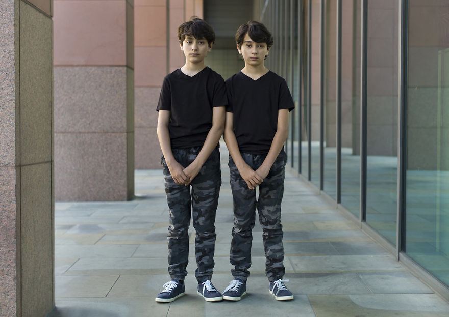 Ces portraits de jumeaux identiques montrent à quel point ils sont différents