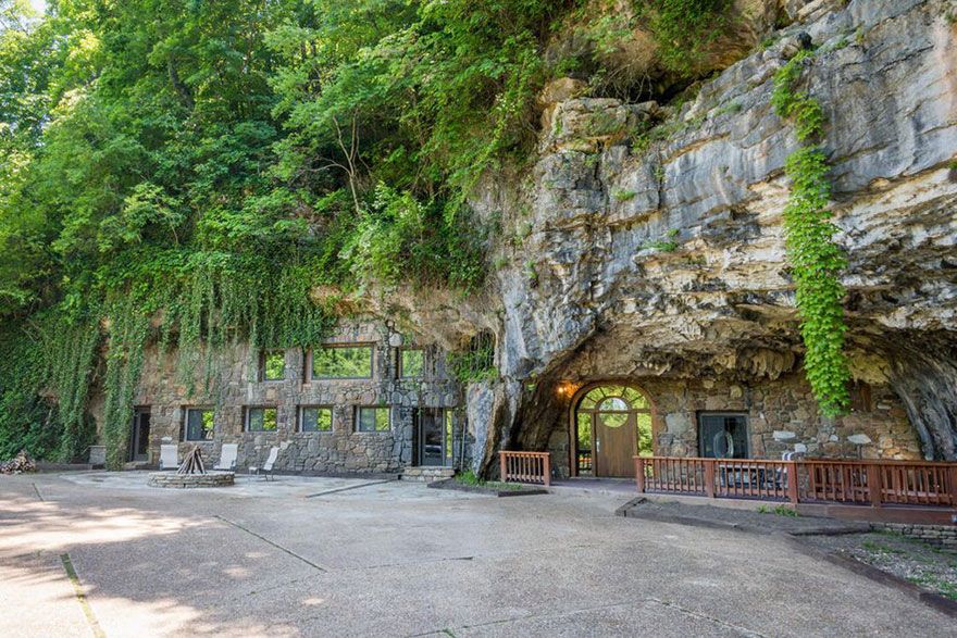 Quelqu’un vend une maison incroyable cachée dans une grotte et l’intérieur est encore mieux que l’extérieur