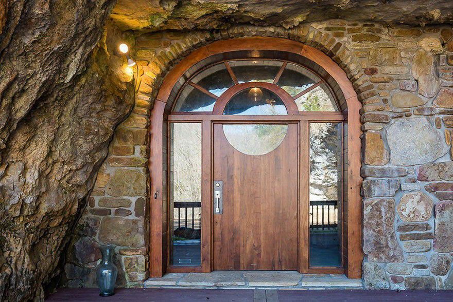 Quelqu’un vend une maison incroyable cachée dans une grotte et l’intérieur est encore mieux que l’extérieur