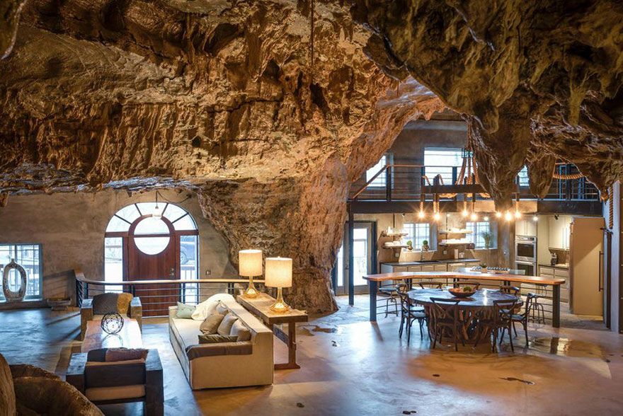 Quelqu’un vend une maison incroyable cachée dans une grotte et l’intérieur est encore mieux que l’extérieur
