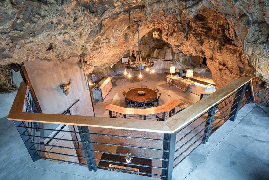 Quelqu’un vend une maison incroyable cachée dans une grotte et l’intérieur est encore mieux que l’extérieur