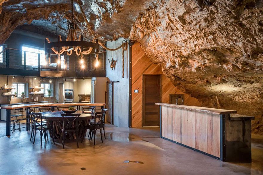 Quelqu’un vend une maison incroyable cachée dans une grotte et l’intérieur est encore mieux que l’extérieur