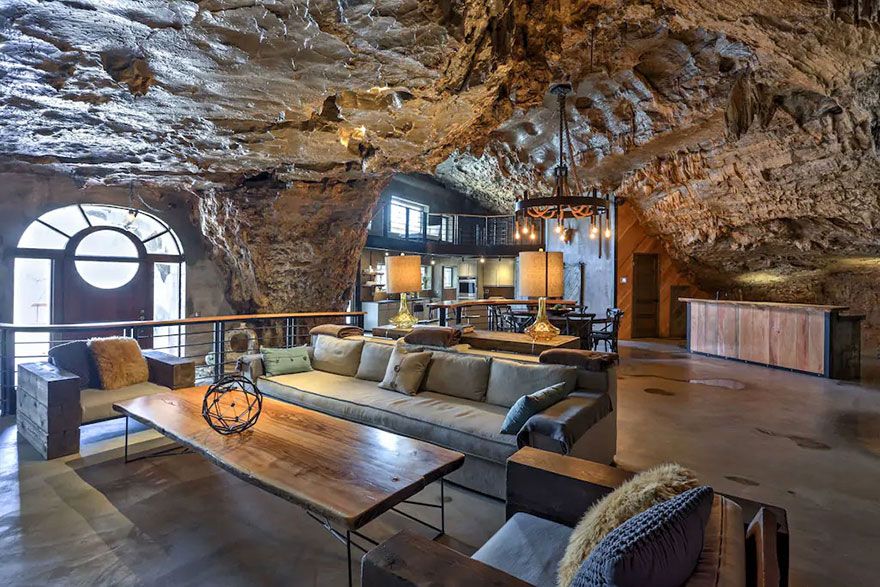 Quelqu’un vend une maison incroyable cachée dans une grotte et l’intérieur est encore mieux que l’extérieur