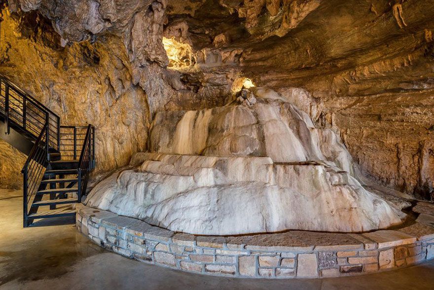 Quelqu’un vend une maison incroyable cachée dans une grotte et l’intérieur est encore mieux que l’extérieur