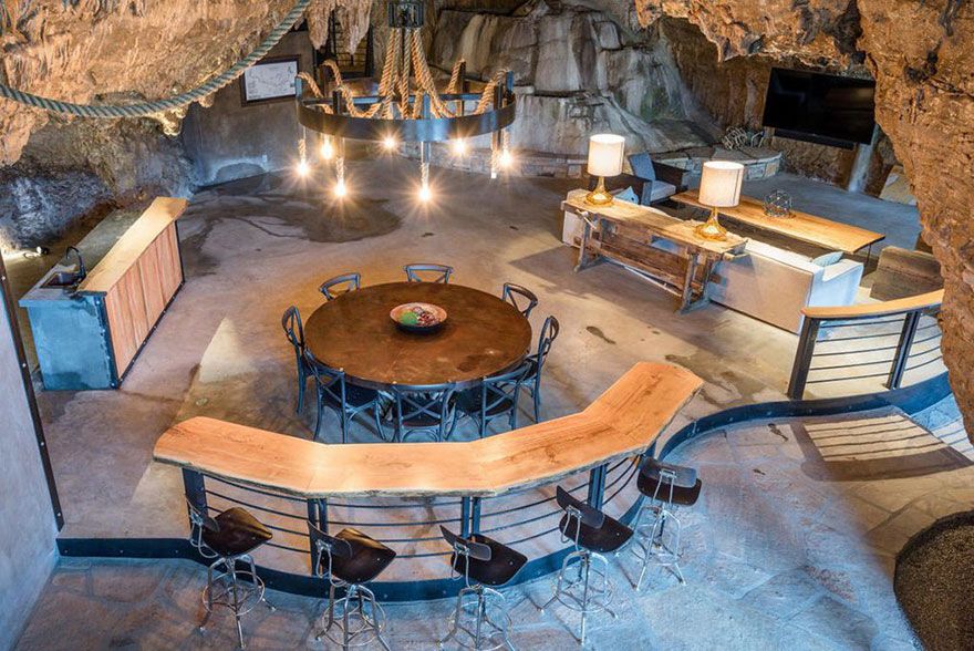 Quelqu’un vend une maison incroyable cachée dans une grotte et l’intérieur est encore mieux que l’extérieur